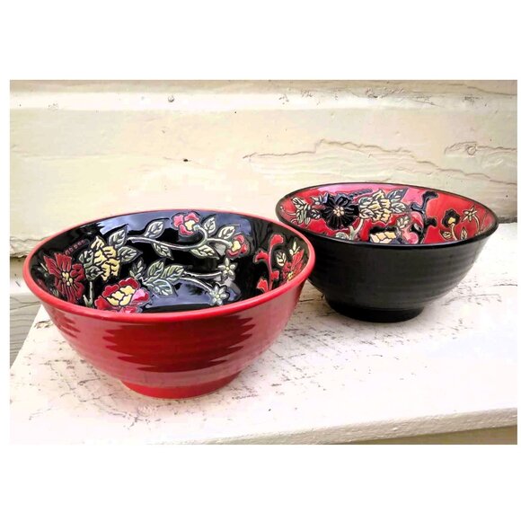 2 Chinese Famille Rose (Black and Red) Interior Enameled Porcelain Bowls - Picture 1 of 10